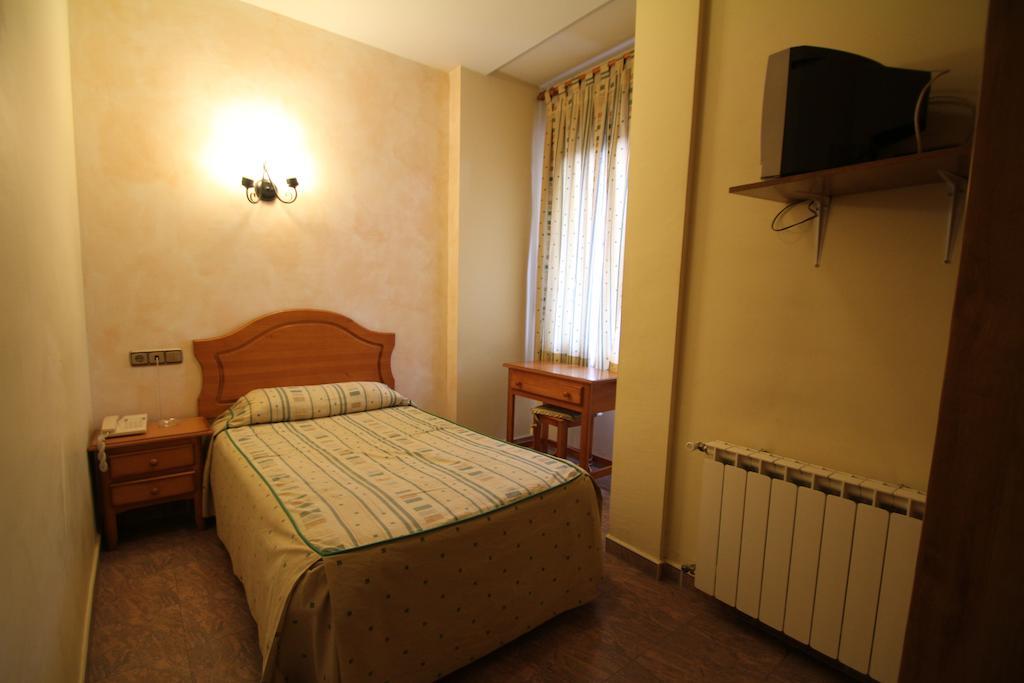 Hostal Restaurante Cuatro Caminos Calera y Chozas Δωμάτιο φωτογραφία